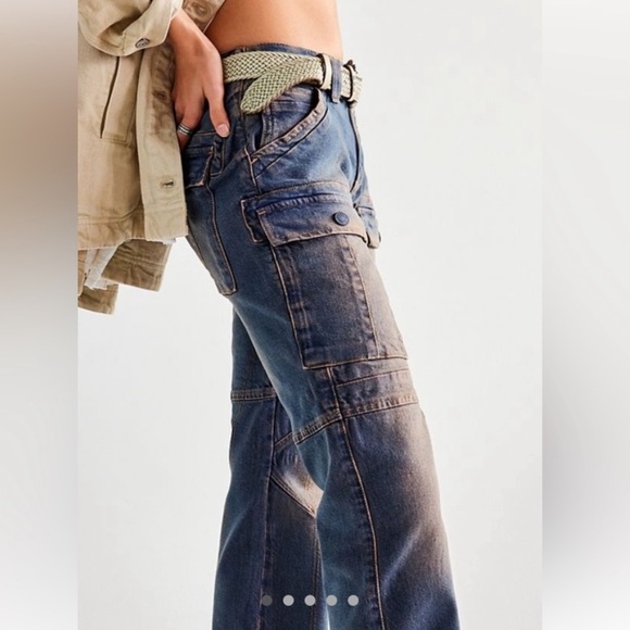 Free People We The Free "Dream Maker" Relaxed
Mid-Rise Jeans! Runs big. Size 29 - Picture 2 of 5